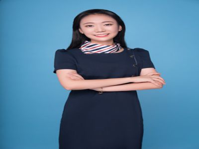 石秋童:美術，畢業(yè)于四川美術學院，成績優(yōu)異，獲得四川美術學院畢業(yè)設計學院獎，大學期間在心田美術兼職兩年，有豐富的教學經驗。