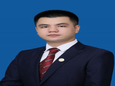 榮元長中學地理教師，畢業(yè)于西南大學，曾在成都金堂實驗中學工作三年，從事高中地理教學工作。獲得成都市教師微課大賽二等獎，所教高中畢業(yè)班成績優(yōu)異。后就職于深圳，期間外派東南亞兩年，擔任參加全國聯考的華僑生、港澳臺學生地理教學工作，所負責項目組連續(xù)四學期零投訴。 